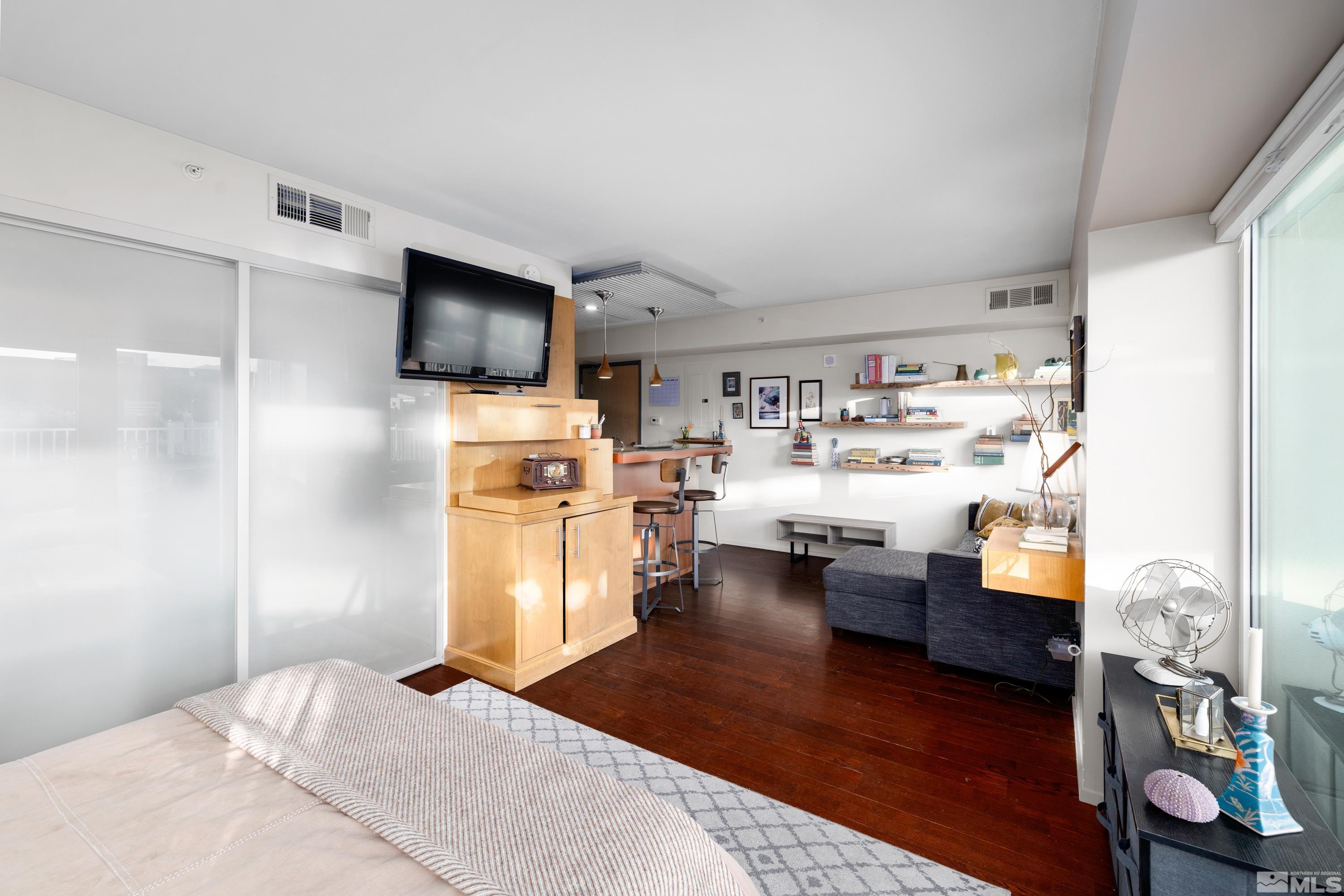Photo #5: 240005741 Listing 