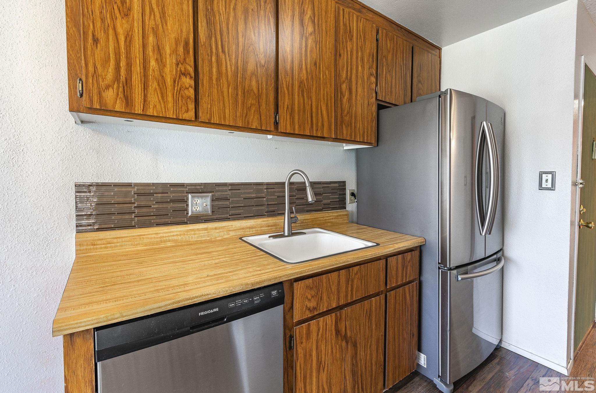 Photo #6: 240005745 Listing 