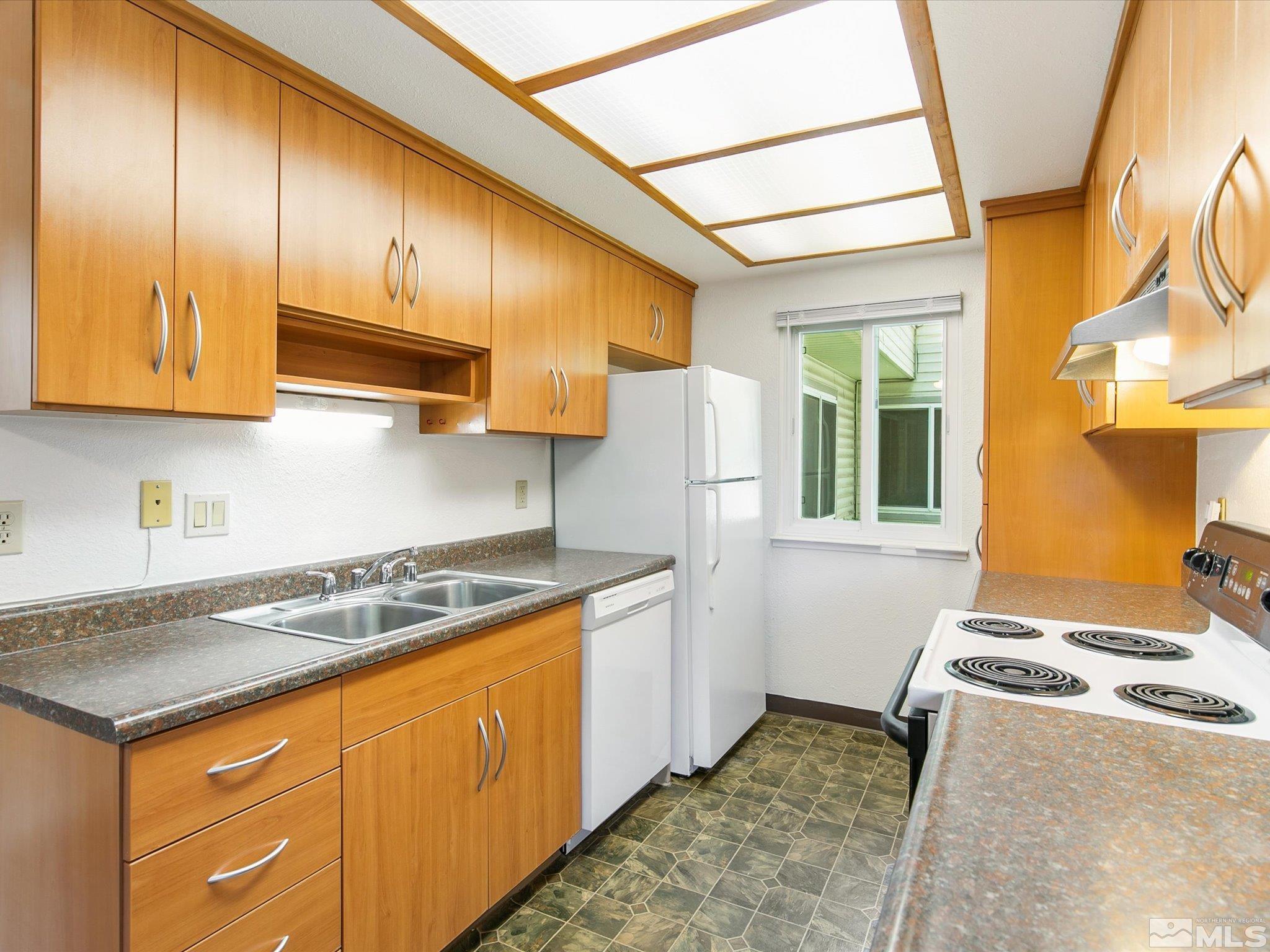 Photo #5: 240005960 Listing 