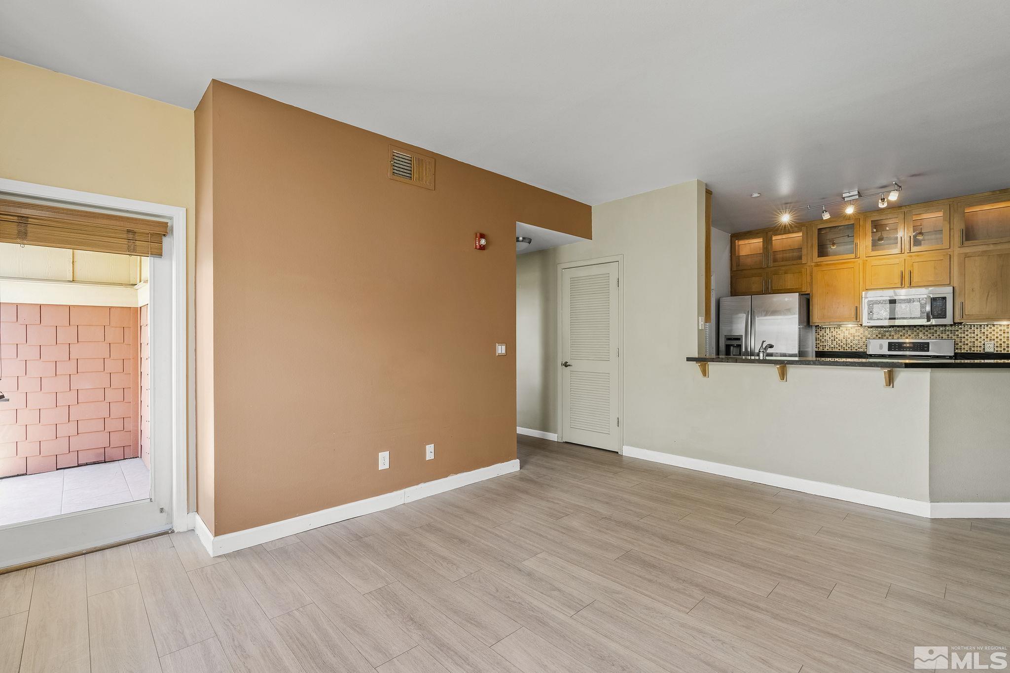 Photo #5: 240006544 Listing 