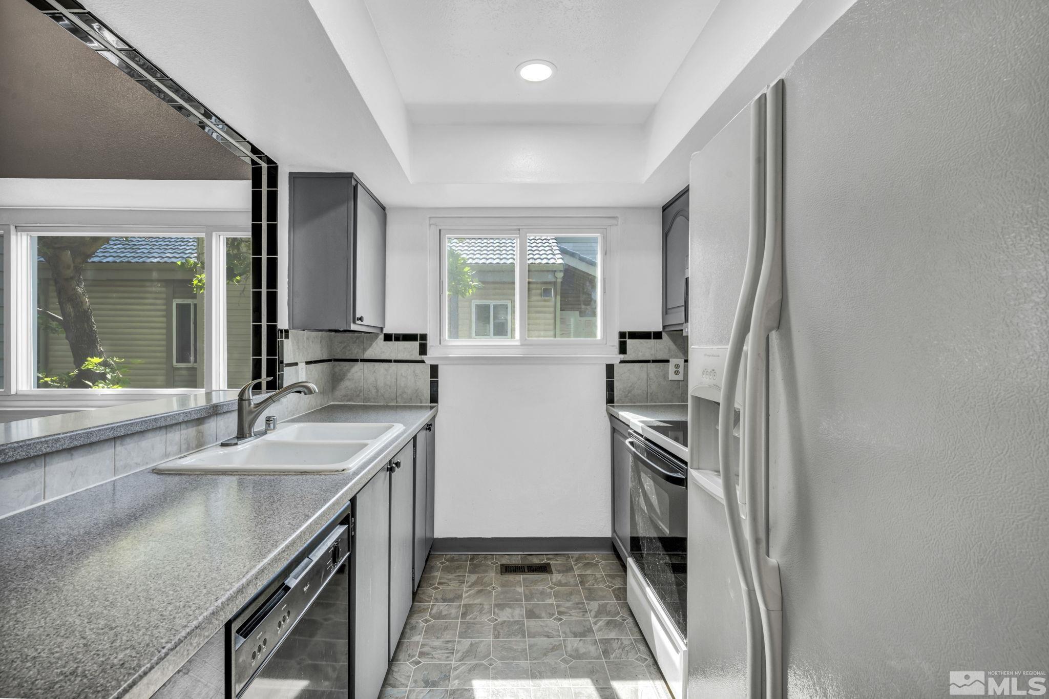 Photo #4: 240008805 Listing 