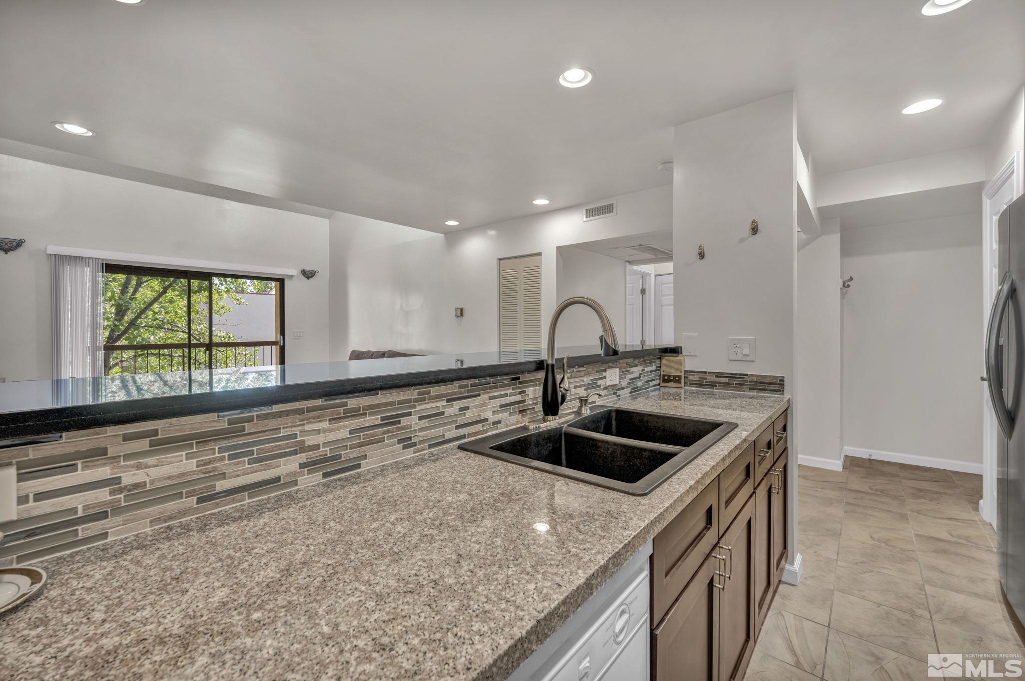 Photo #2: 240008830 Listing 