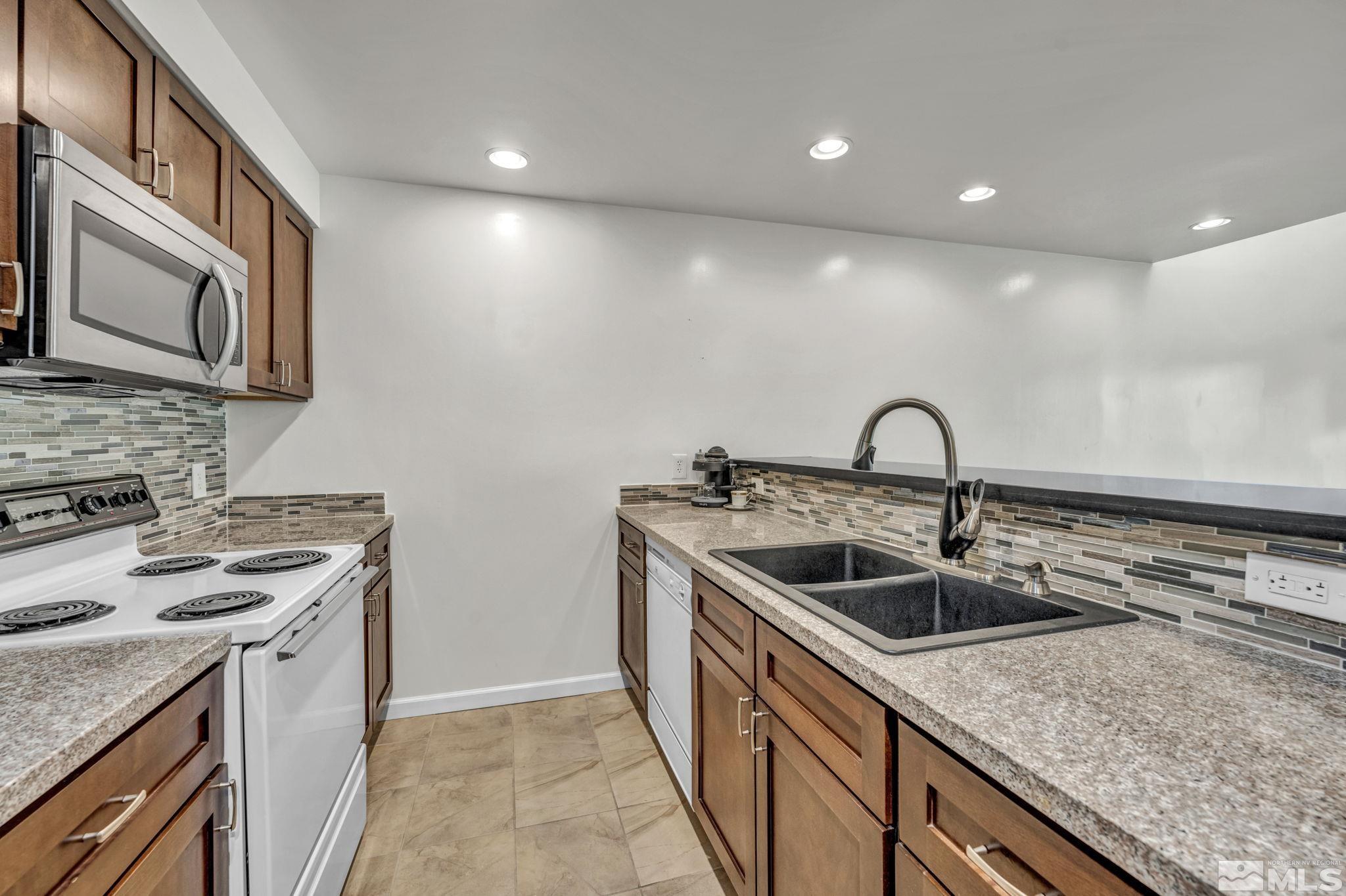 Photo #3: 240008830 Listing 