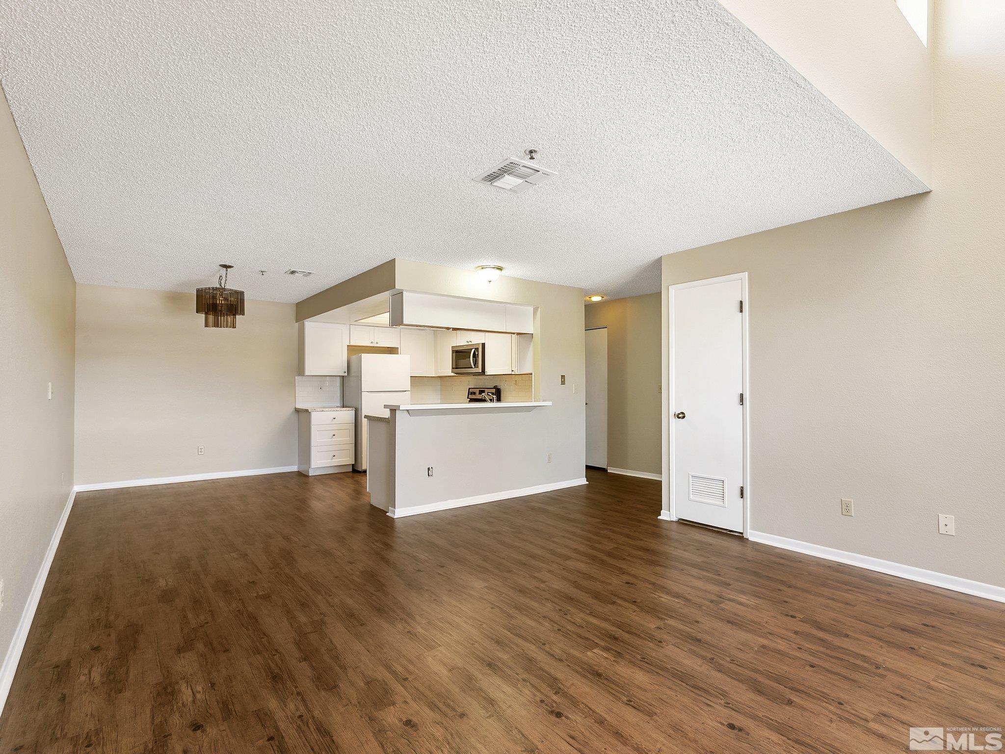 Photo #6: 240010107 Listing 