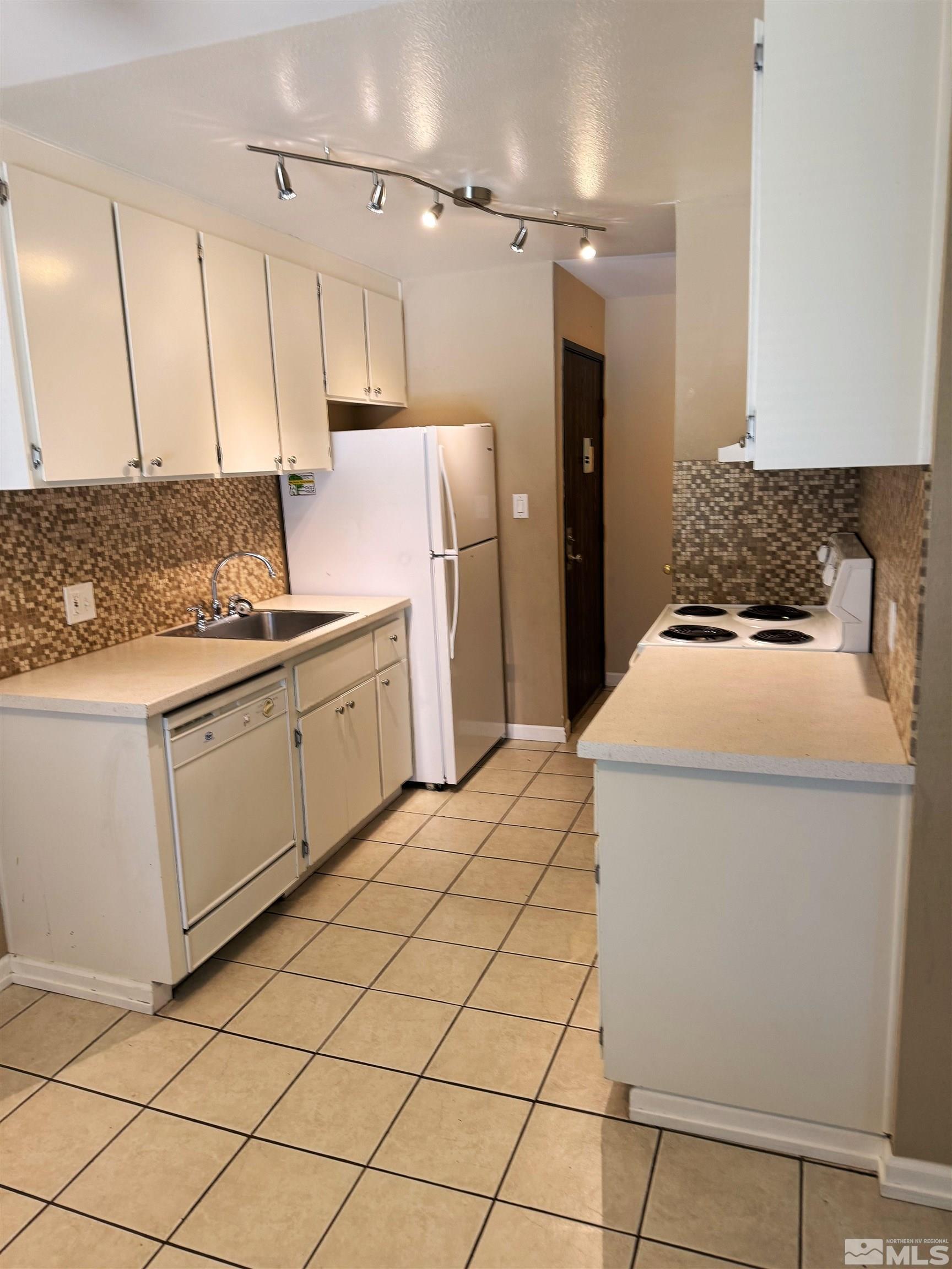 Photo #4: 240010552 Listing 
