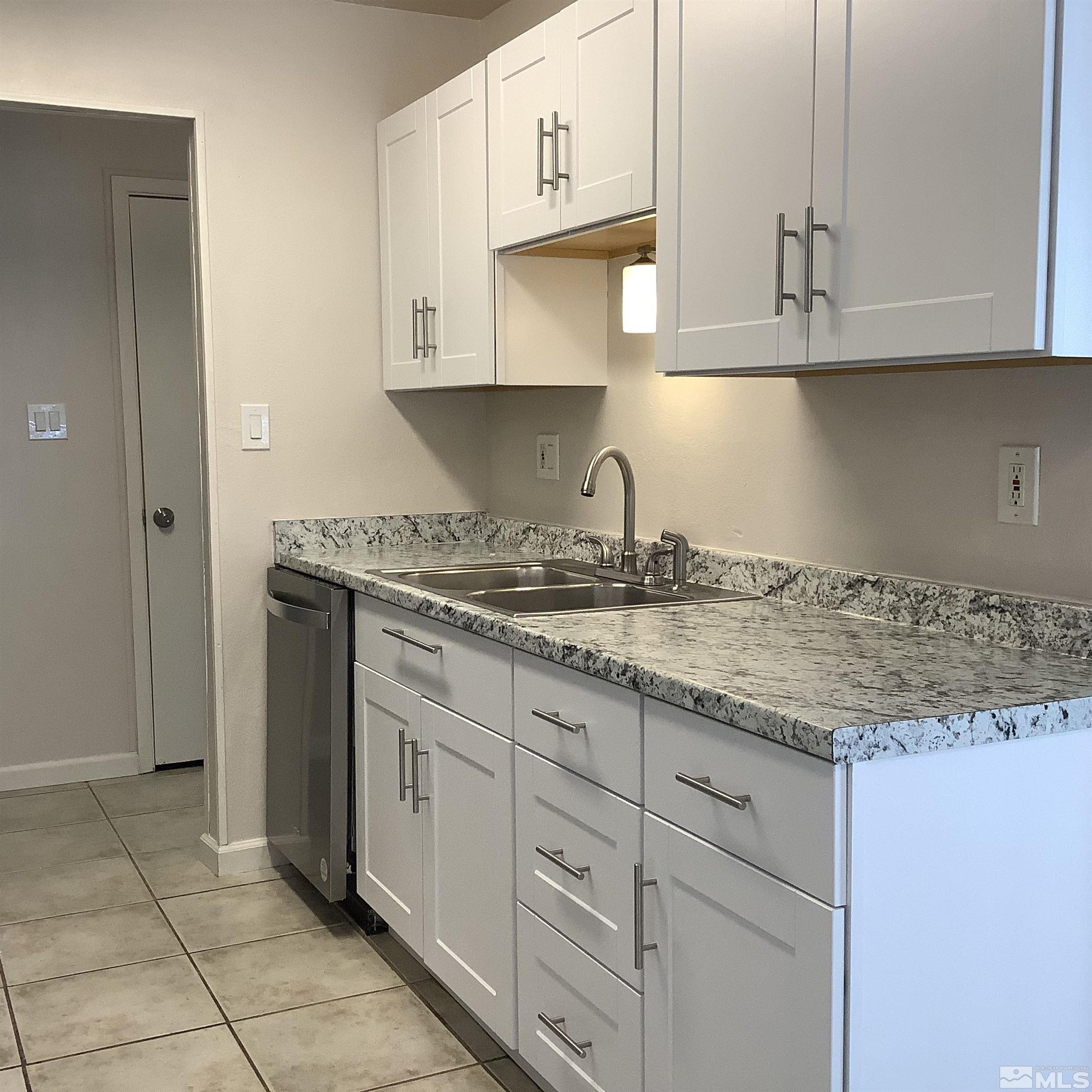 Photo #3: 240010939 Listing 