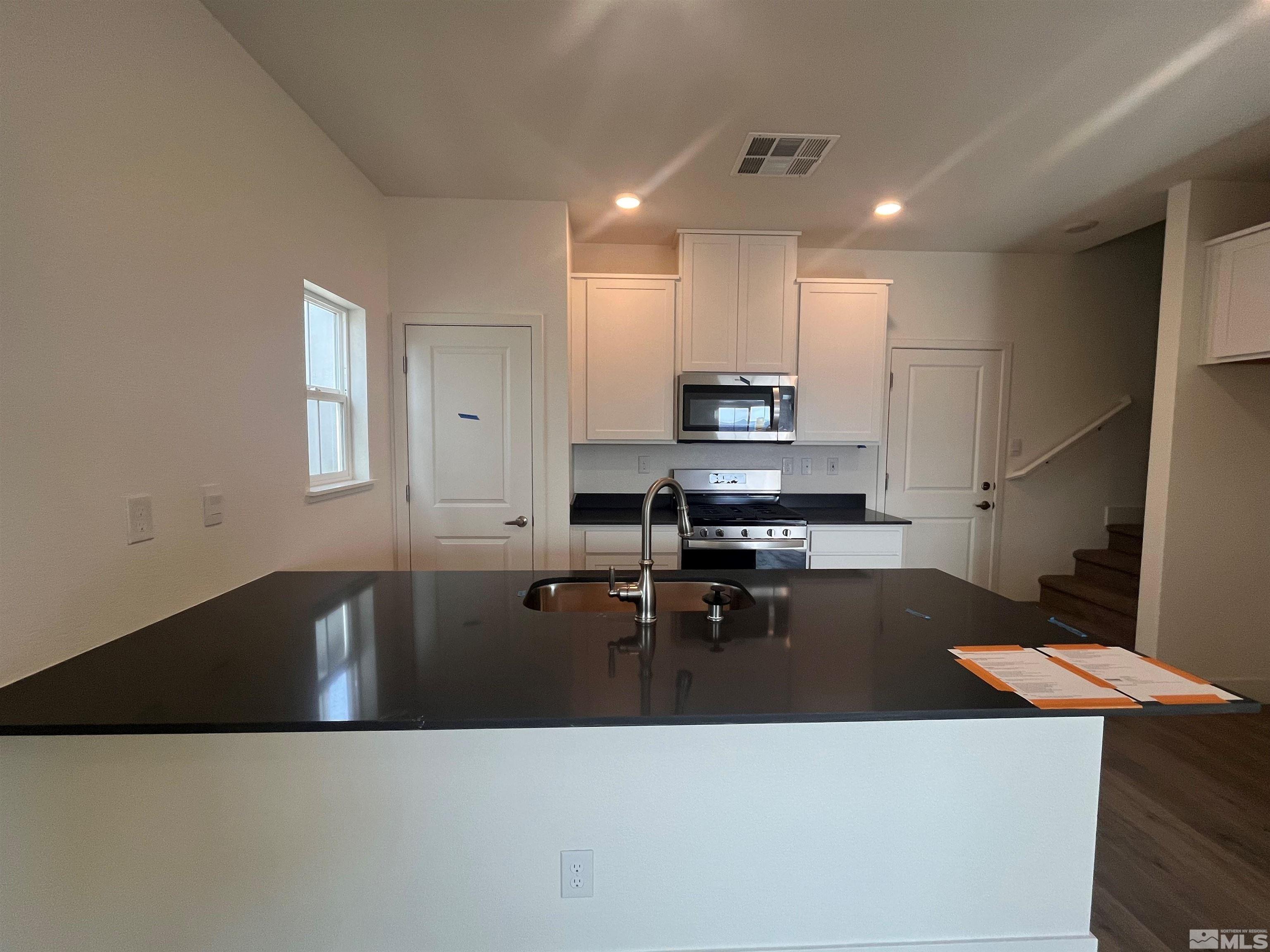 Photo #6: 240010948 Listing 