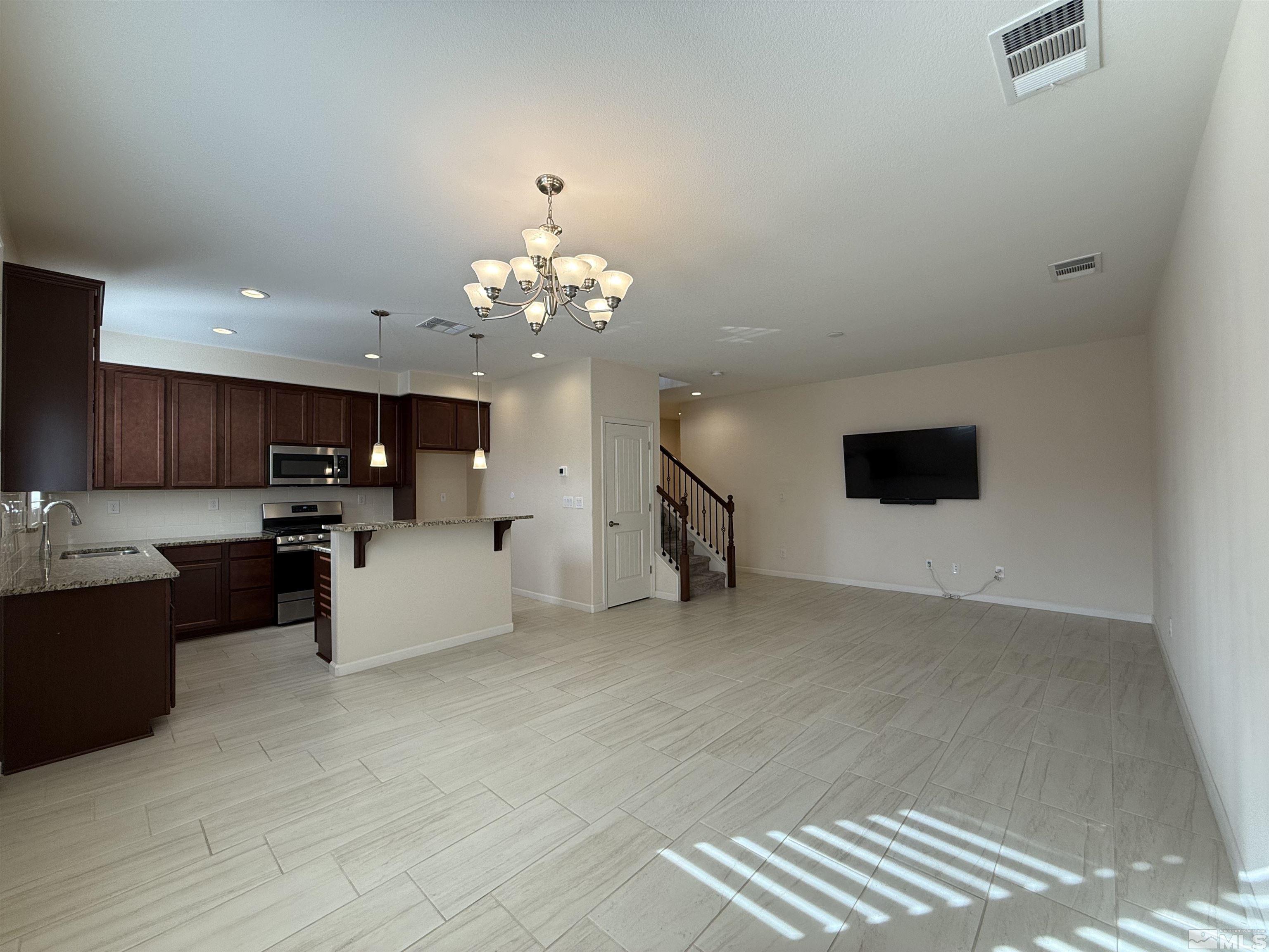 Photo #4: 240011903 Listing 