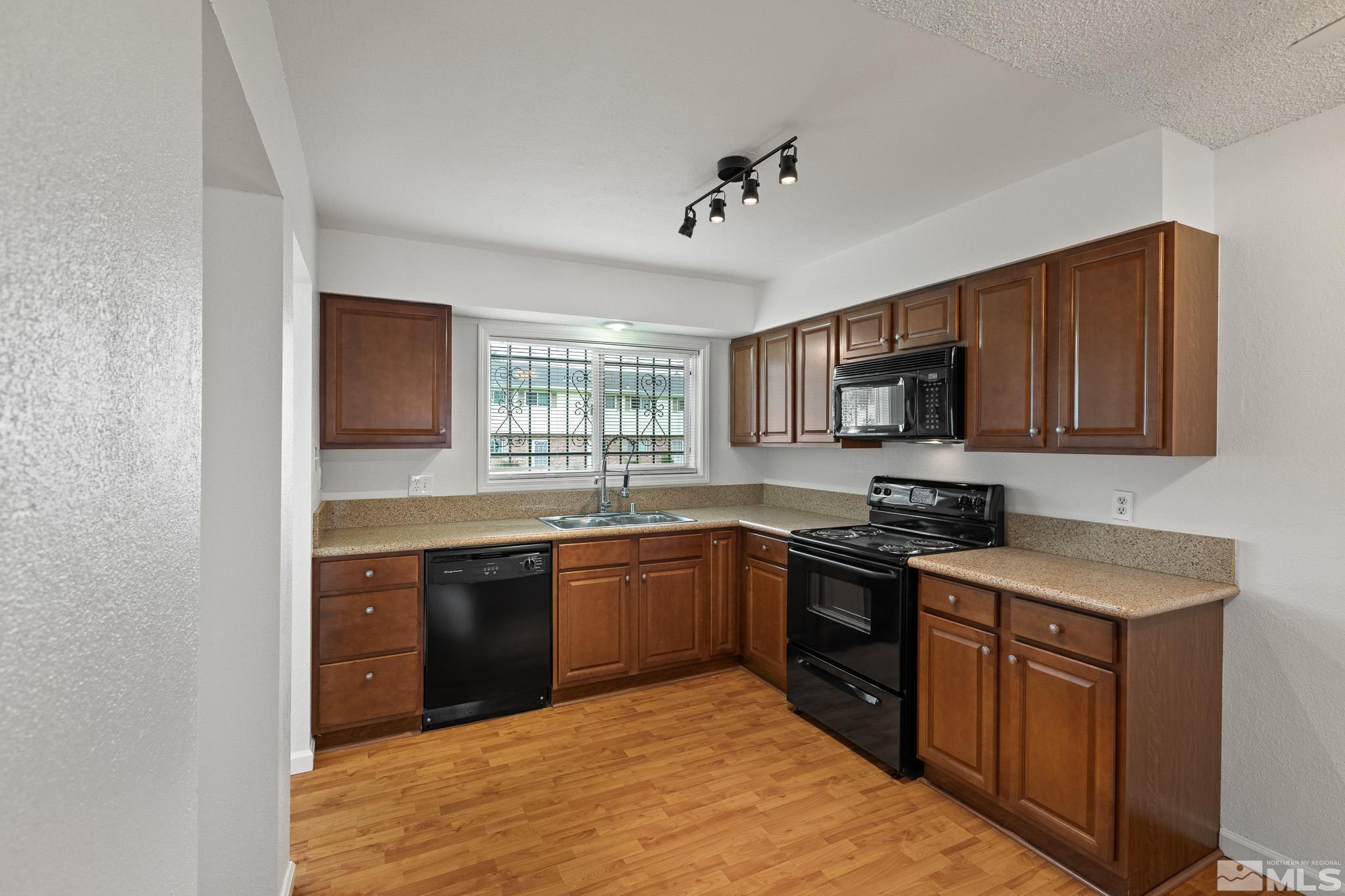 Photo #4: 240012001 Listing 