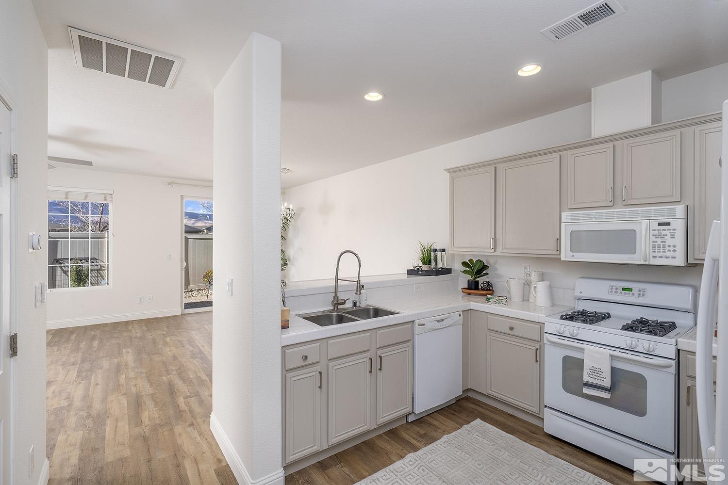 Photo #3: 240013608 Listing 