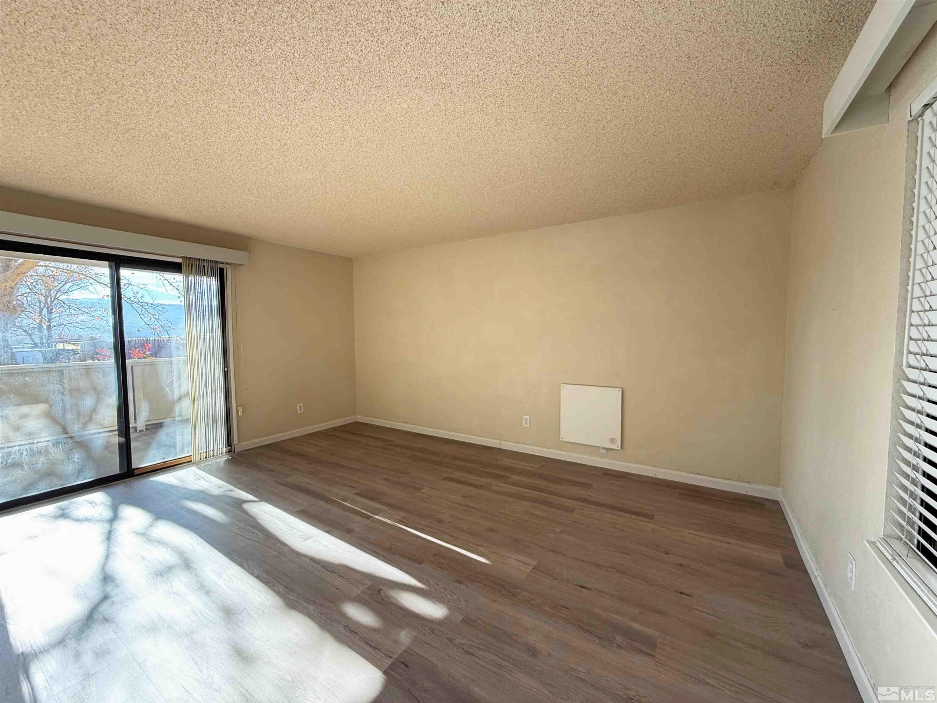 Photo #2: 240015391 Listing 