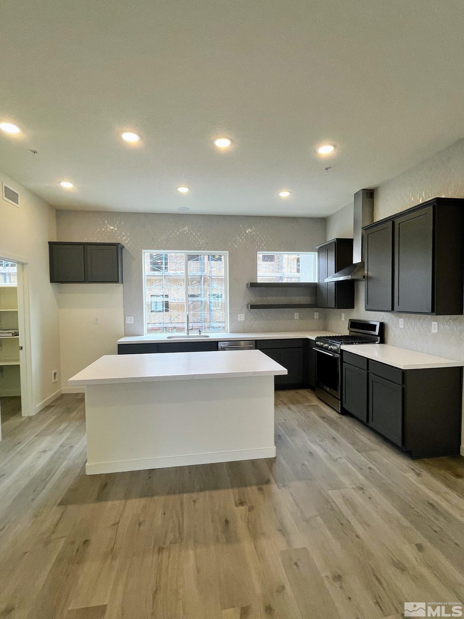 Photo #3: 240015431 Listing 