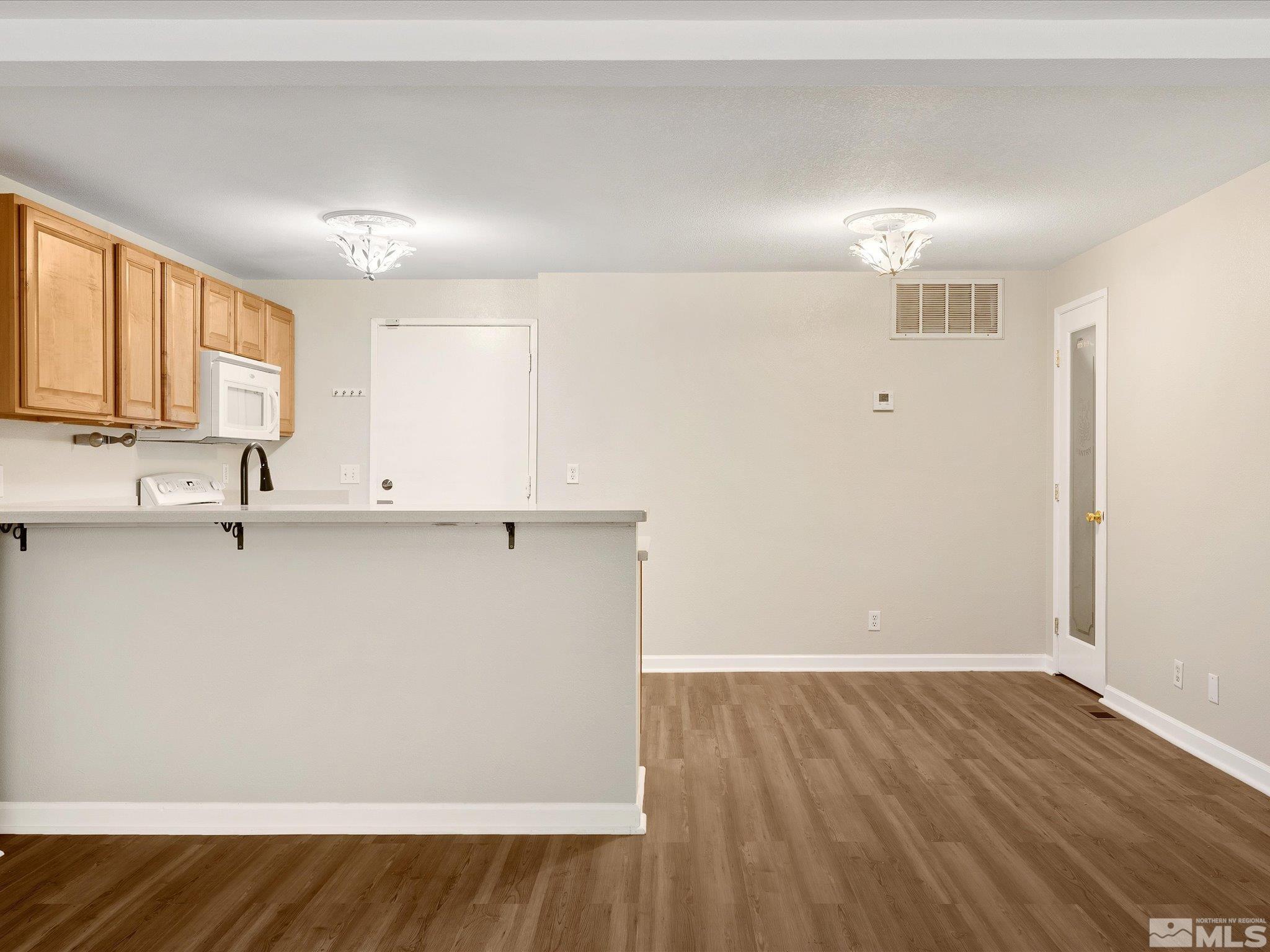 Photo #3: 240015551 Listing 