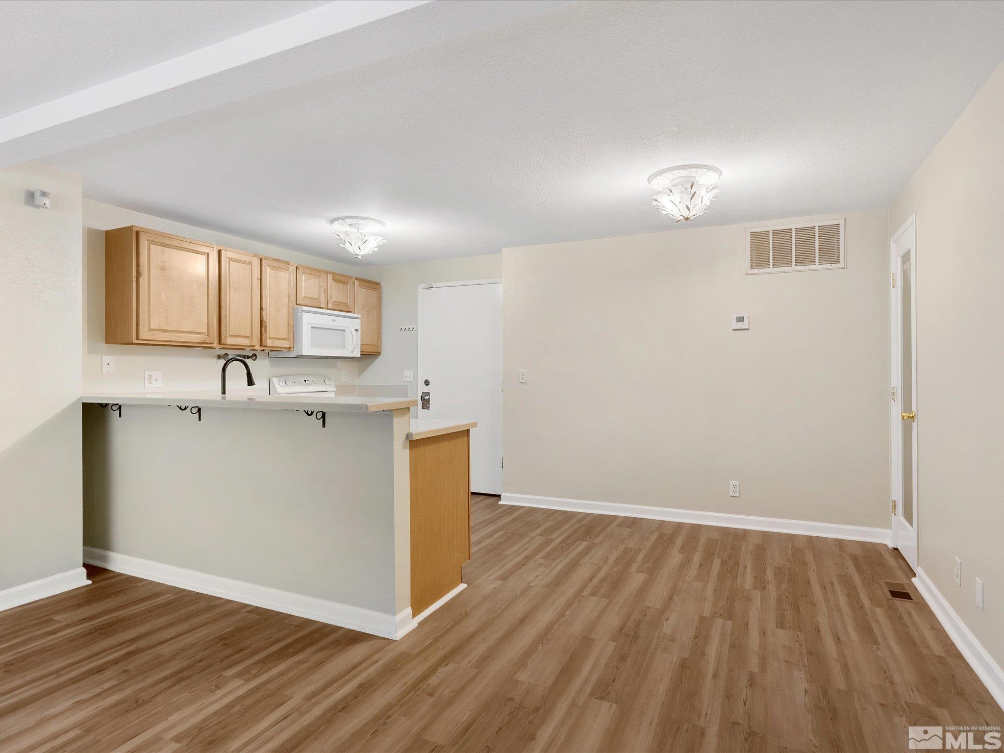 Photo #5: 240015551 Listing 
