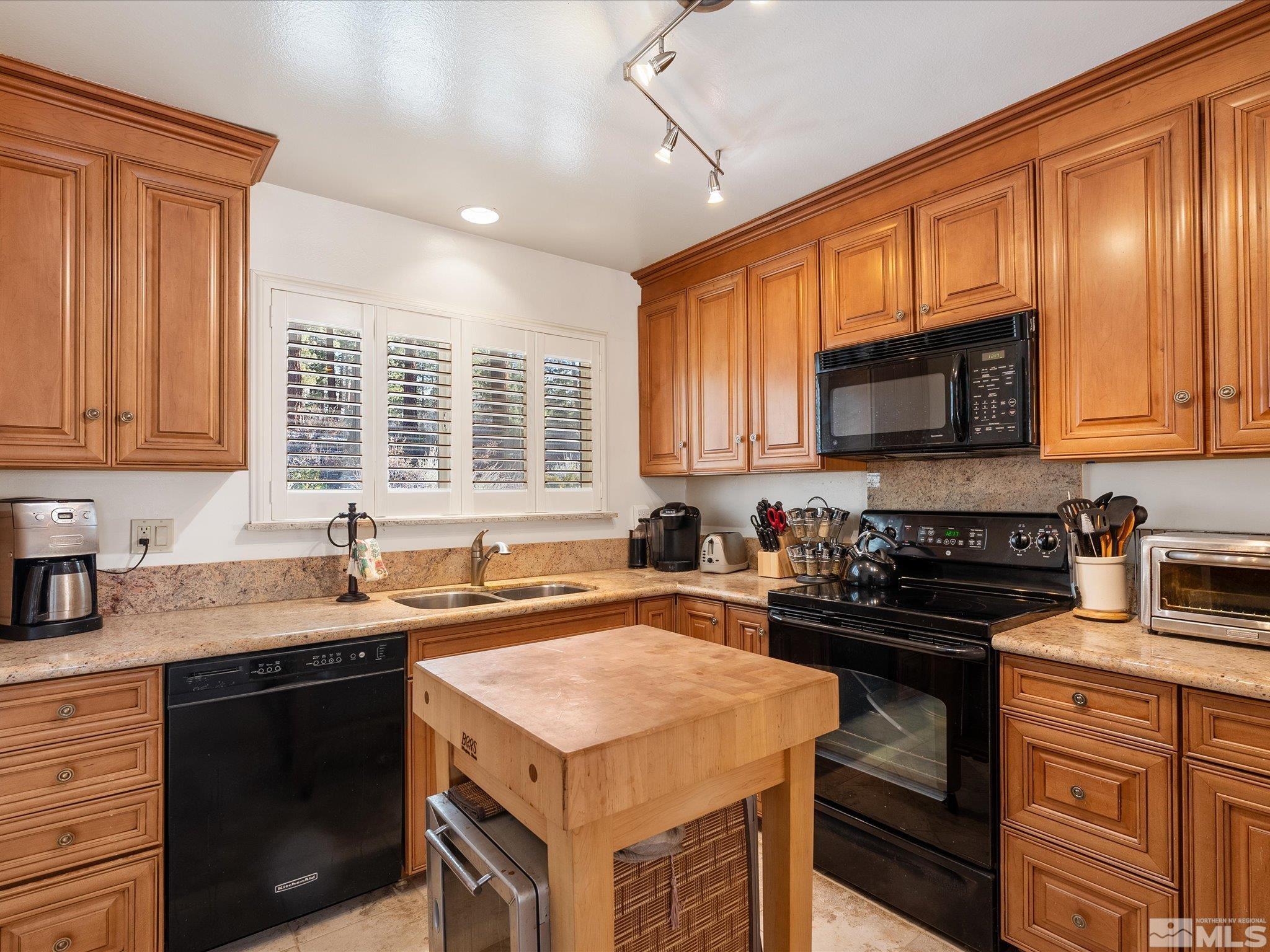 Photo #2: 250000330 Listing 