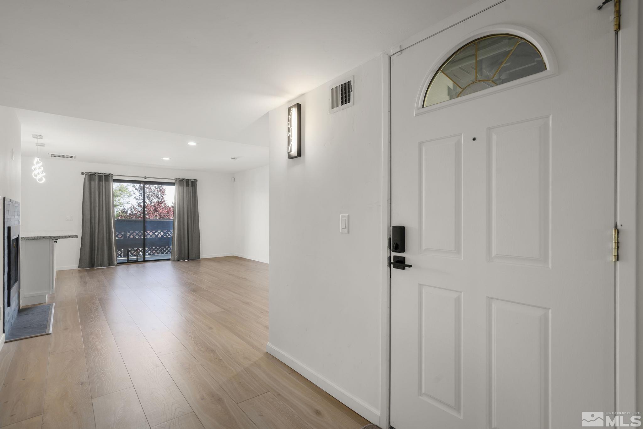 Photo #2: 250000674 Listing 