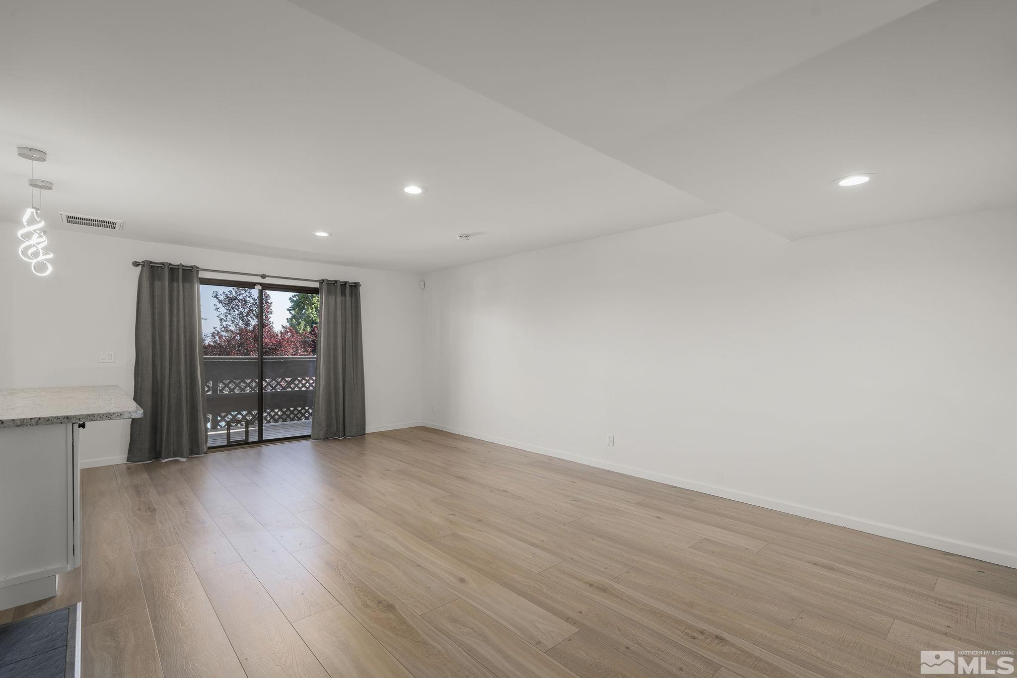 Photo #3: 250000674 Listing 