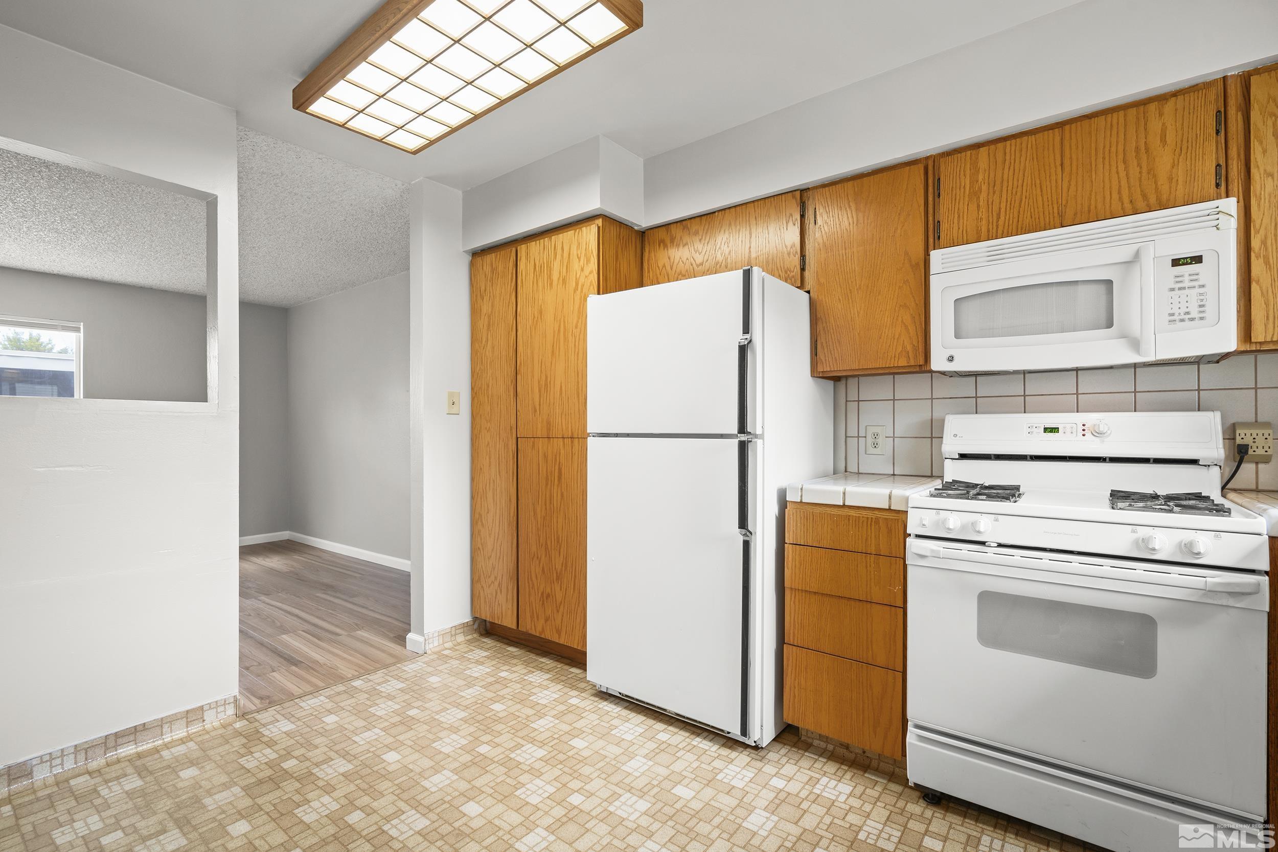 Photo #2: 250005344 Listing 