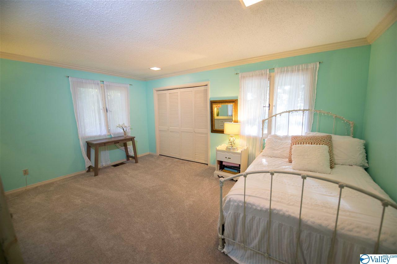 Sold 6 Old Chimney Road Huntsville Al 35801 6 Beds 4 Full Baths 1 3 4 Bath 573000